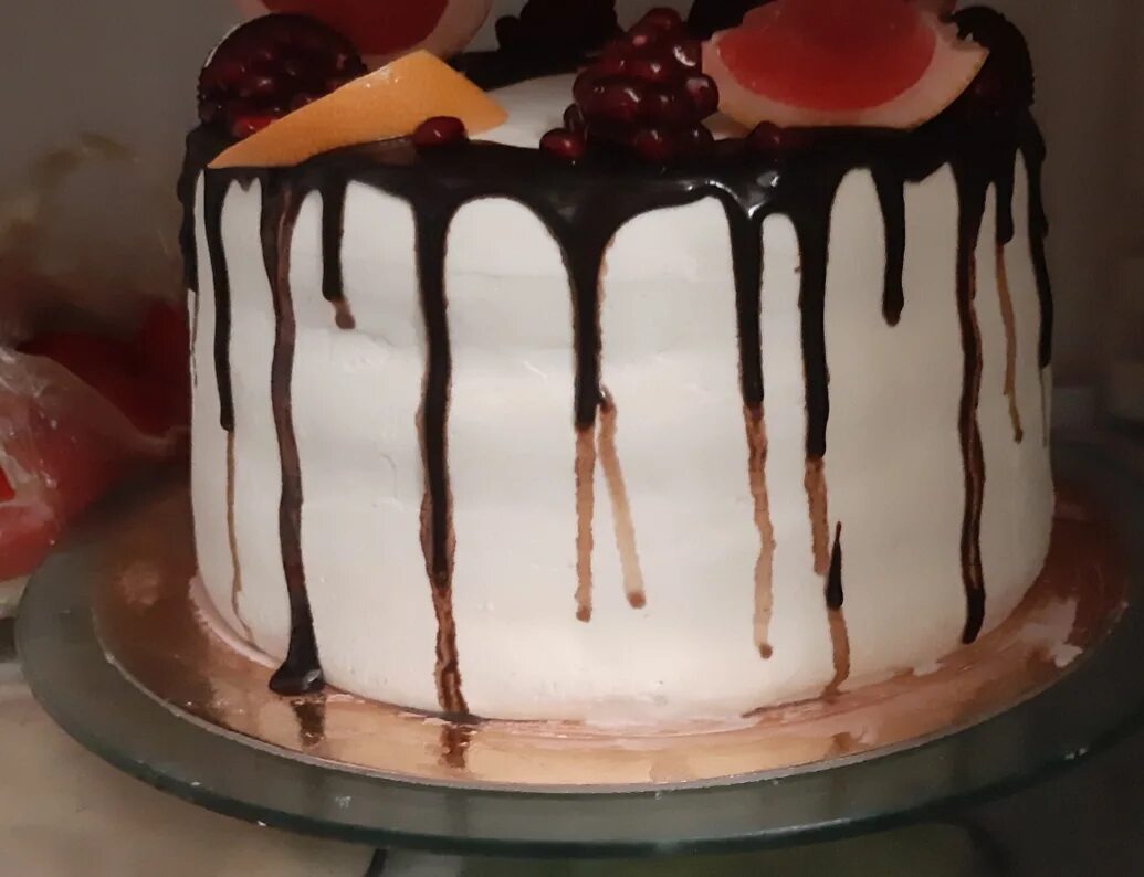 торт с красными подтеками. торт с подтеками шоколада. белый торт с шоколадными подтеками. торт политый шоколадной глазурью. как полить торт шоколадом с подтеками.