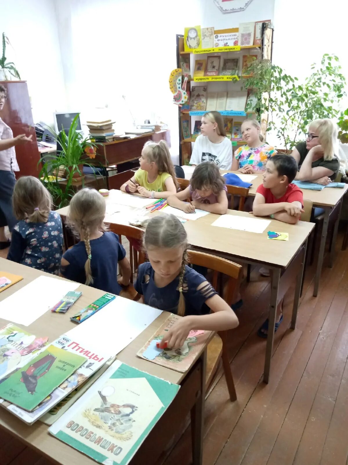 Крылатый почтальон и пернатый чемпион для детей в библиотеке. Птица с конвертом. Почтовый голубь для детей. Птица почтальон. Птица почтальон.