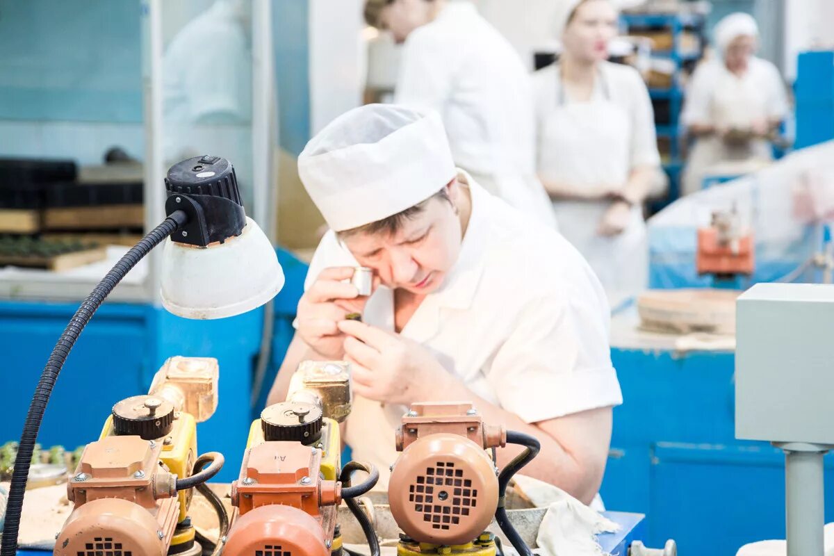 Красногорский завод им с.а Зверева. Завод Зверева Красногорск. Завод КМЗ Красногорск. Оптико механический завод Красногорск. Цех запись