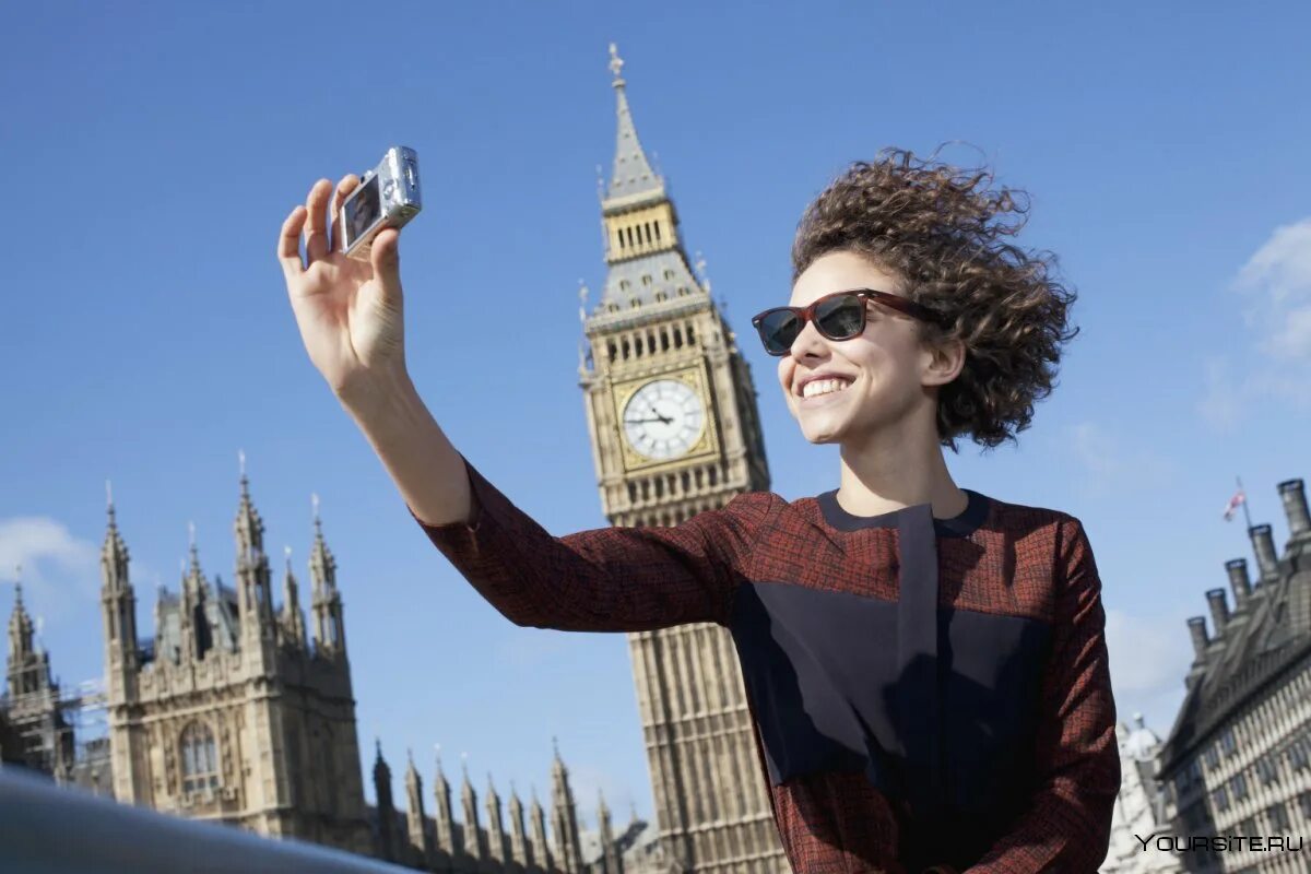 Watching britain. Туристы в Лондоне. Туризм в Великобритании. Лондон люди. Фотосессия на фоне достопримечательностей.