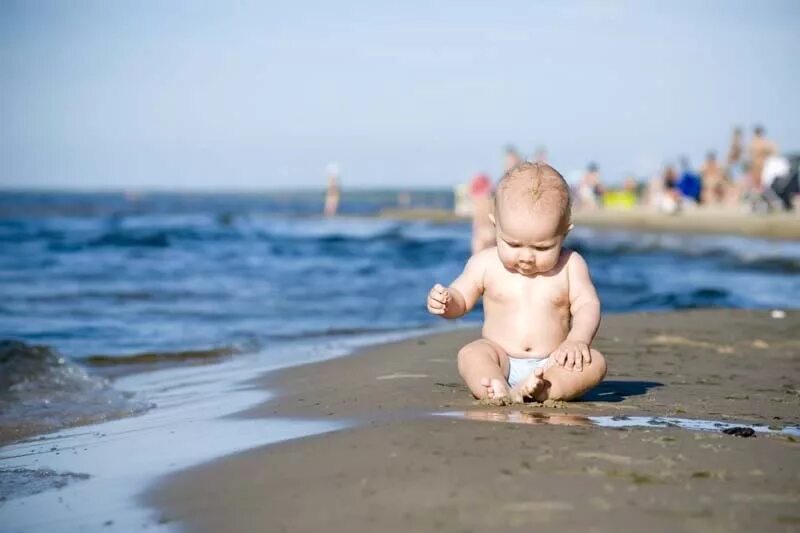 Ребенок до года на море. Дети на море. Малыш на море. Детки на море. Малыш на пляже.