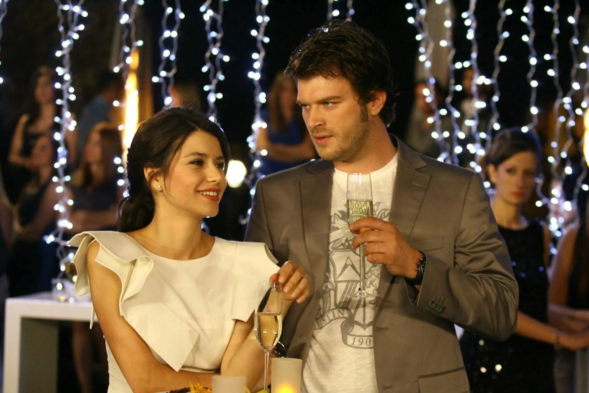 Запретная любовь девушек. Запретная любовь девушек. Запретная любовь девушек. Запретная любовь. Бихтер и аднан.