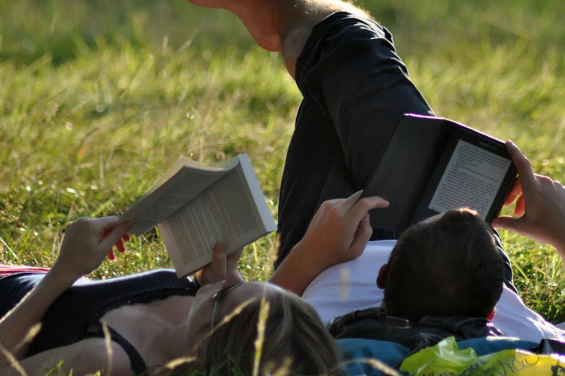 Человек с электронной книгой. Чтение. Студент читает. Человек читает.