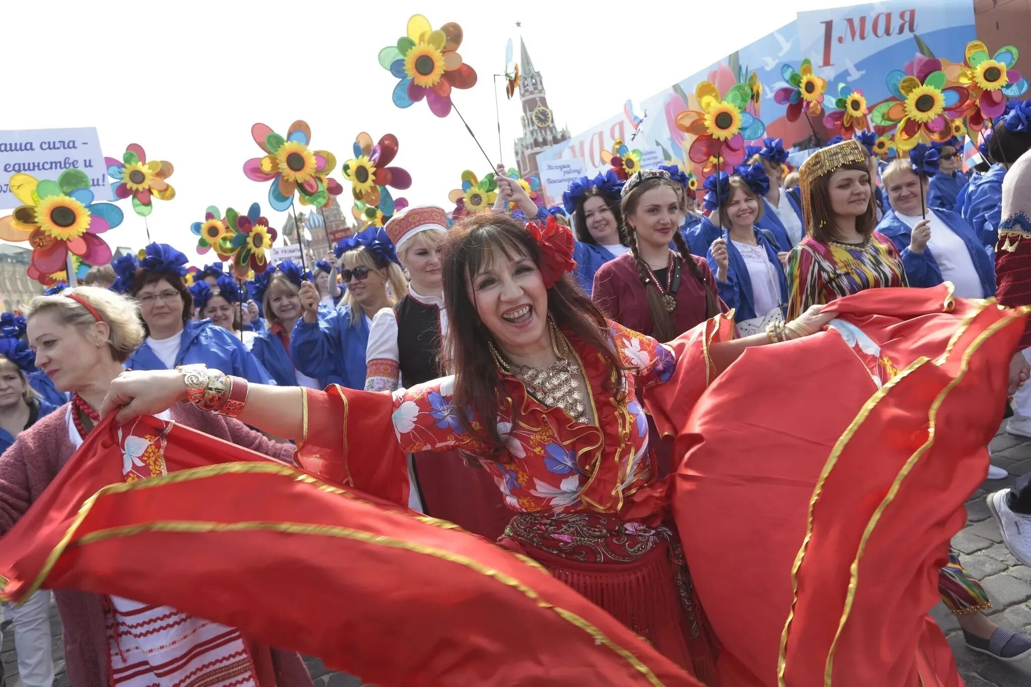 Погода 1 мая ростов на дону. Парк имени 1 мая ростов на дону. Фото 1 мая ростов на дону. 1 мая ростов на дону театральная площадь. Празднование 1 мая в ростове на дону.