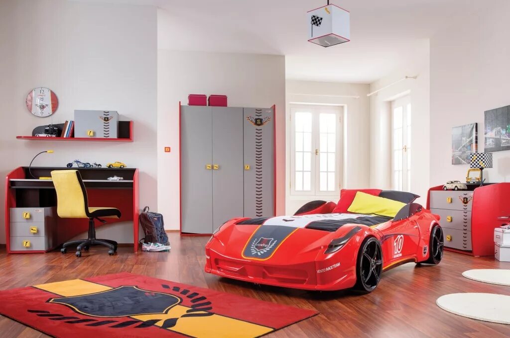 комната в гоночном стиле. комната машинки мальчиков. комната для мальчика с машинками. кровать машинка в интерьере детской. комната для мальчика 4 года с машинками.
