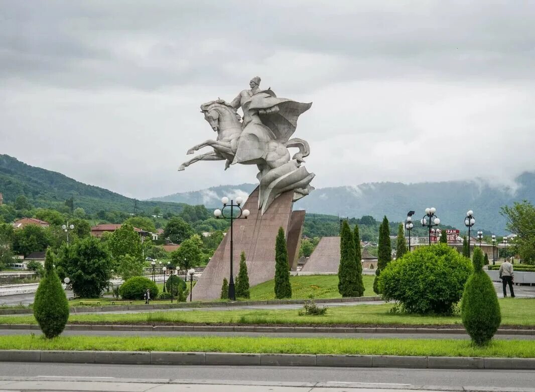 Где город владикавказ. Памятник Плиеву во Владикавказе. Памятник Иссе Плиеву. Памятник Исса Плиева во Владикавказе. Достопримечательности Владикавказа памятник Иссе Плиеву.