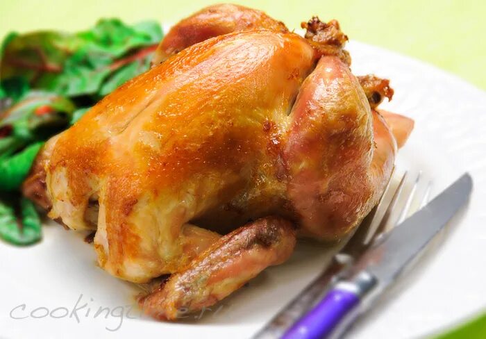 аппетитная курица. курица с чесноком. чесночная курица. сочная курочка на сковороде. курица с чесноком.