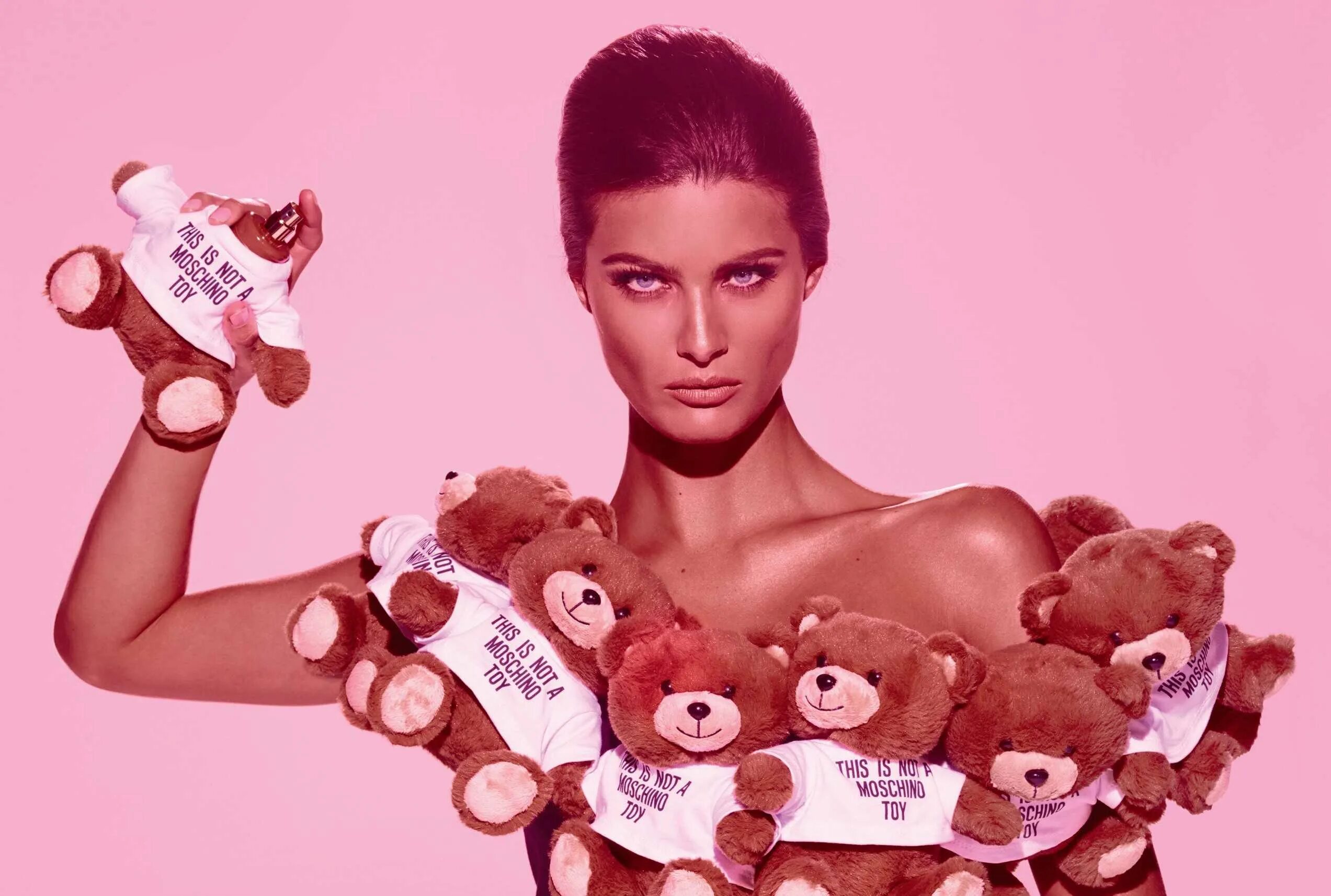 Реклама духов москино. Moschino a1930. Moschino Bear Fragrance. Реклама духов Moschino. Москино духи реклама.