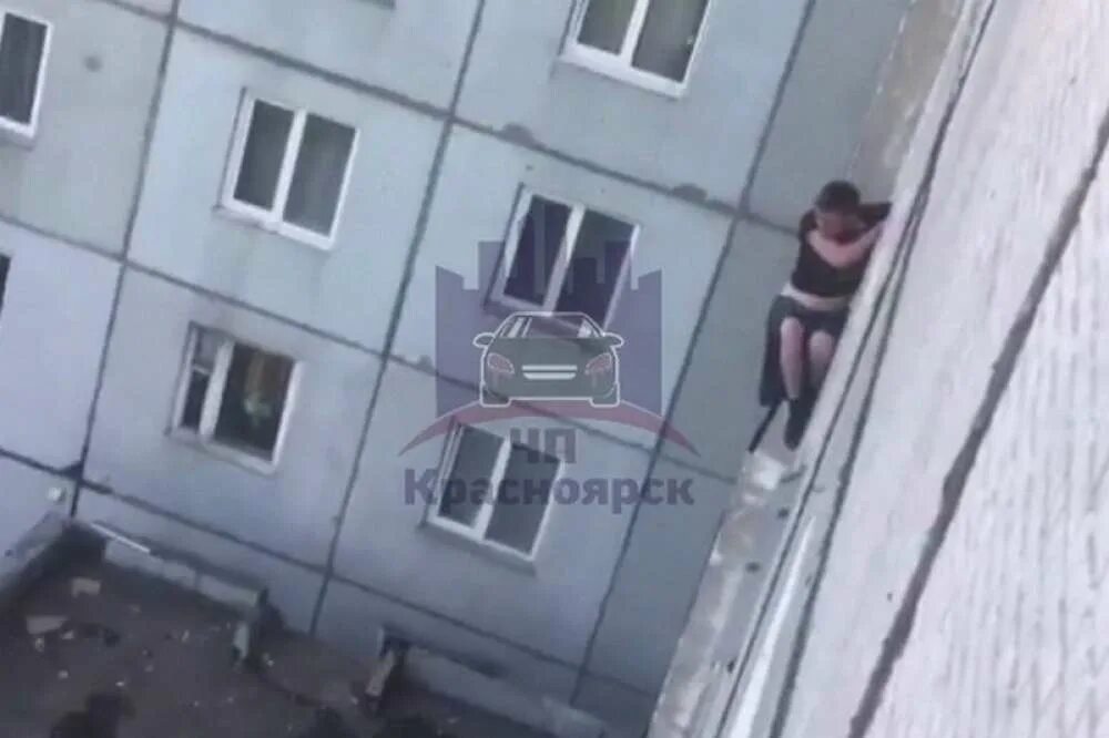 Упало общежитие. Упала с 10 этажа Красноярск.