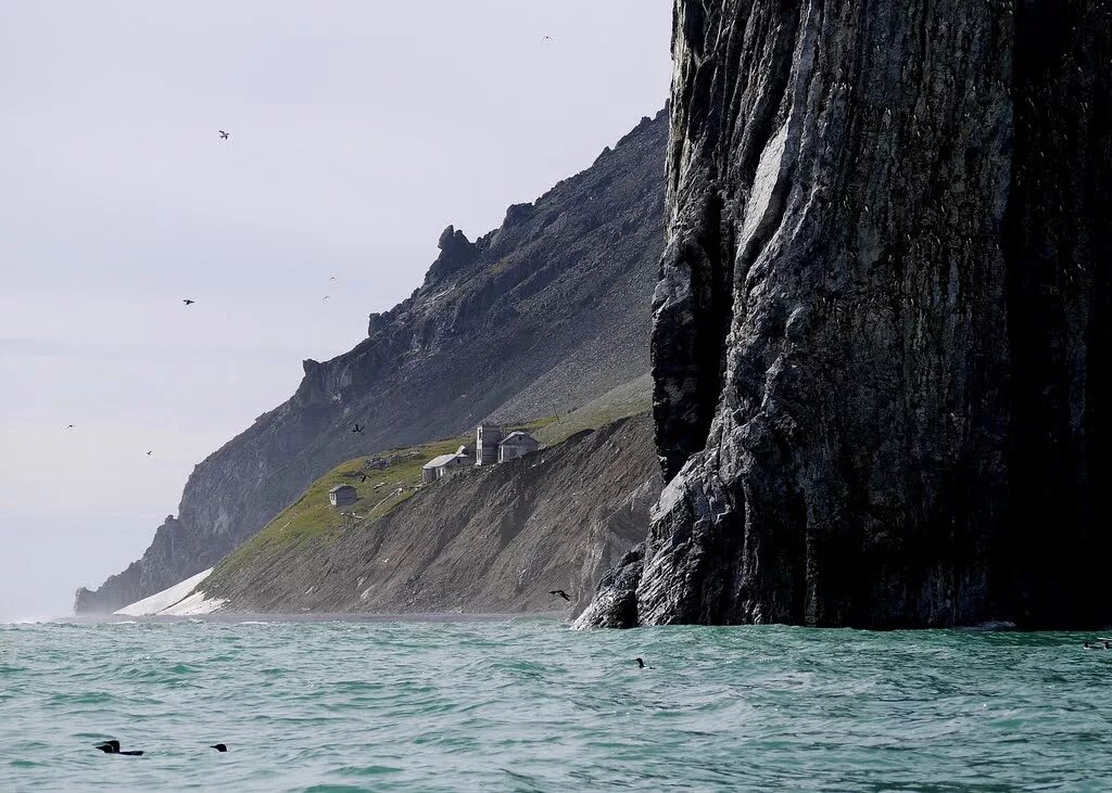 Мыс открытый почти 200 лет назад. Маяк дежнёва. Остров завьялова магадан. Мыс дежнева маяк. Чукотка мыс дежнева.
