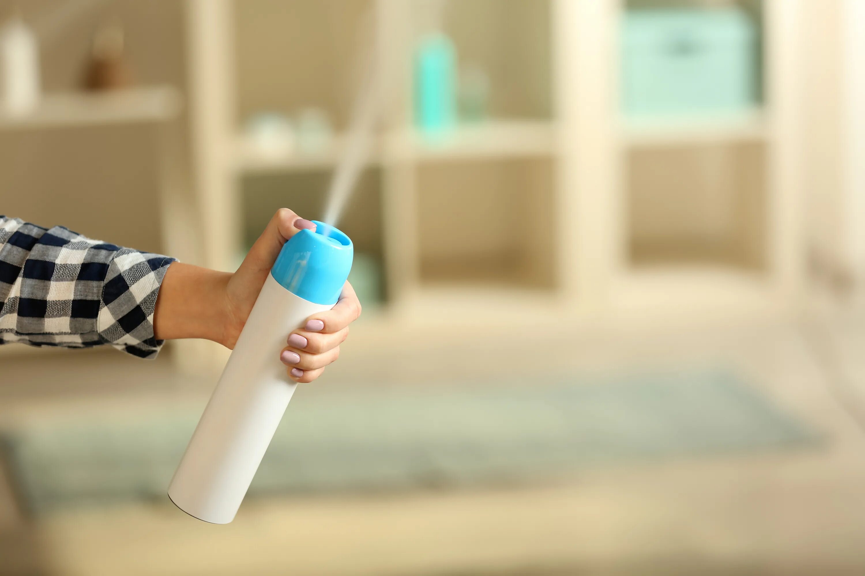 брызгает освежителем воздуха. аэрозоль распыляет. освежитель с распылителем автоматический. распыление освежителя воздуха. брызгает освежителем воздуха.