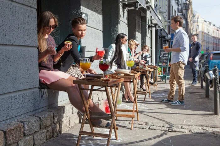 Не последние люди в городе. Люди в кафе на улице. Люди в уличном кафе. Люди сидят в кафе на улице. Люди за столиками на улице.