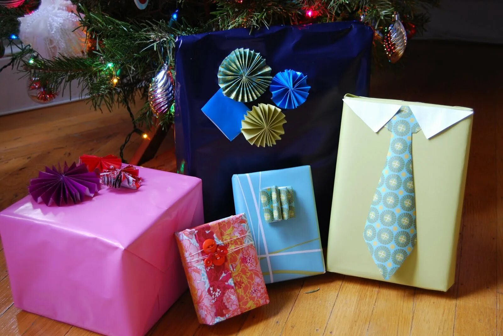 Новогоднее украшение коробок. Коробки для украшений. Упаковать подарок. Украшение подарков. Украшение коробки для подарка.