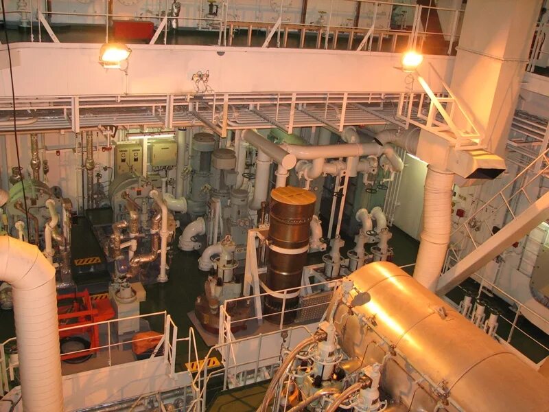 судовые системы трубы. изоляция судовых трубопроводов. бункеровочный манифольд. машинное отделение волго дона. валопровод судовой.