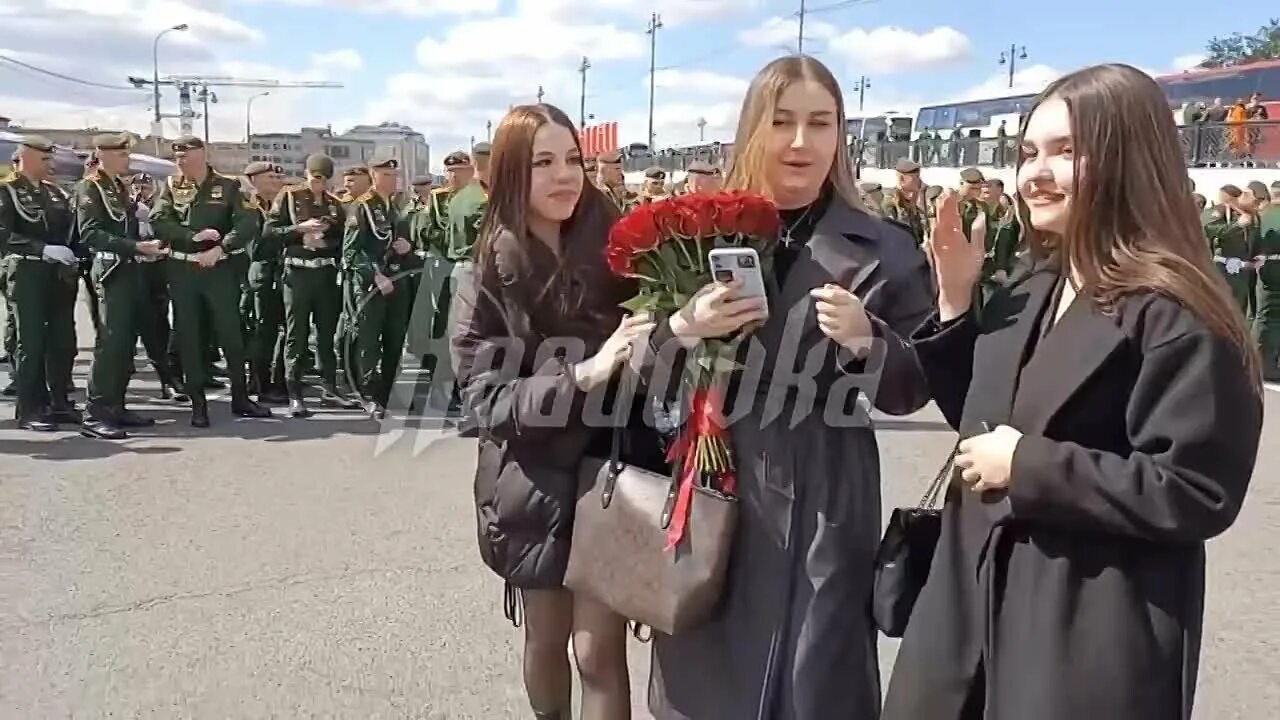 Юнармия на параде победы. Курсант сделал предложение на красной площади. Парад победы в твери 2023. Женщины на параде. Курсант сделал предложение на параде.