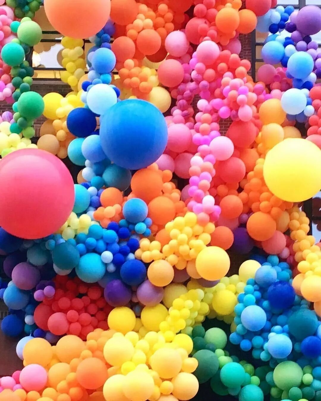 Цветное день рождения. Воздушный шарик. Красивые шарики. Разноцветные шарики. Яркие воздушные шары.