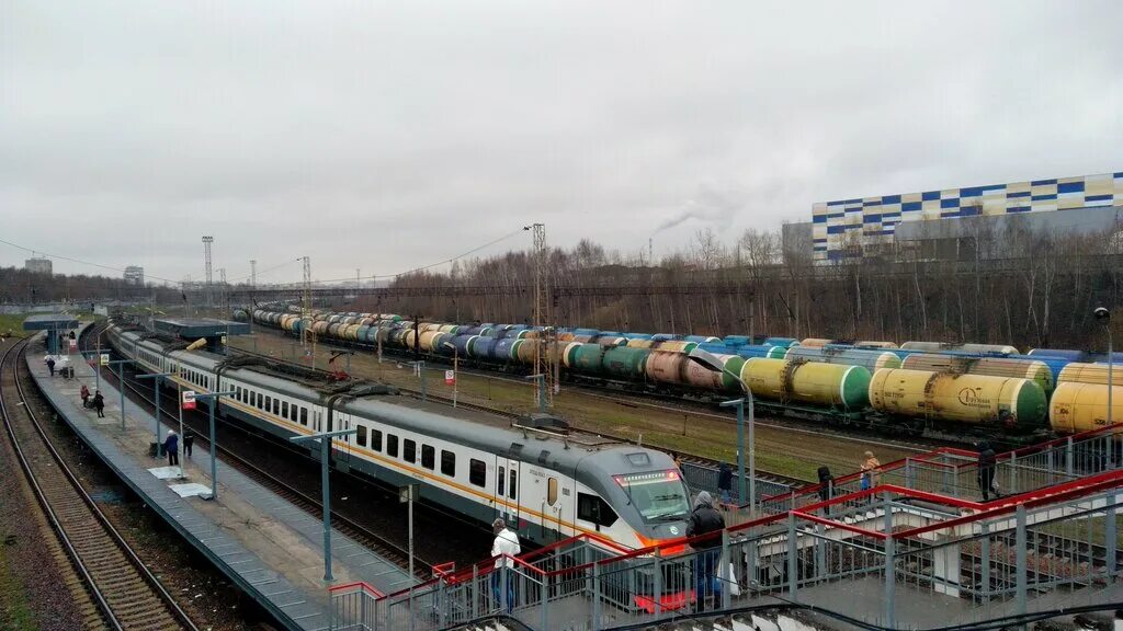 пятиэтажки на красном строителе. жд станция мытищи. железнодорожная станция красный строитель. железнодорожный вокзал серпухов. гстано красный мост серпухов.