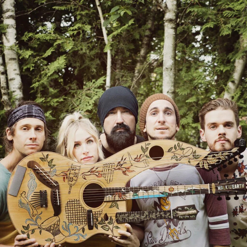 Walking earth. Walk off the earth участники группы. Walk off the earth википедия. группа walk off the earth. райан маршал walk off the earth.