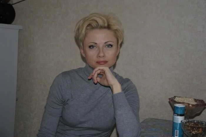 Она на час в москве. Она на час в москве. Женщина на час. Жена на час для любви в москве. Она на час в москве.