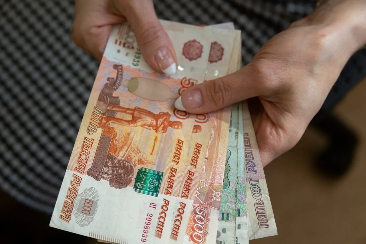 Выплата 450 тысяч рублей. Денежное пособие. мрот повысят. зарплата бюджетников. пять тысяч рублей.