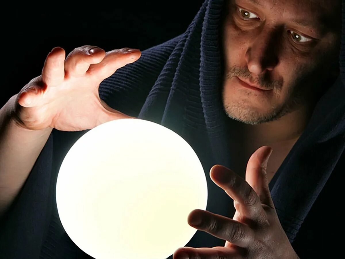 Магия в шаре. Хрустальный шар в руках. Маг шар. Магические способности. Магический шар колдуна.