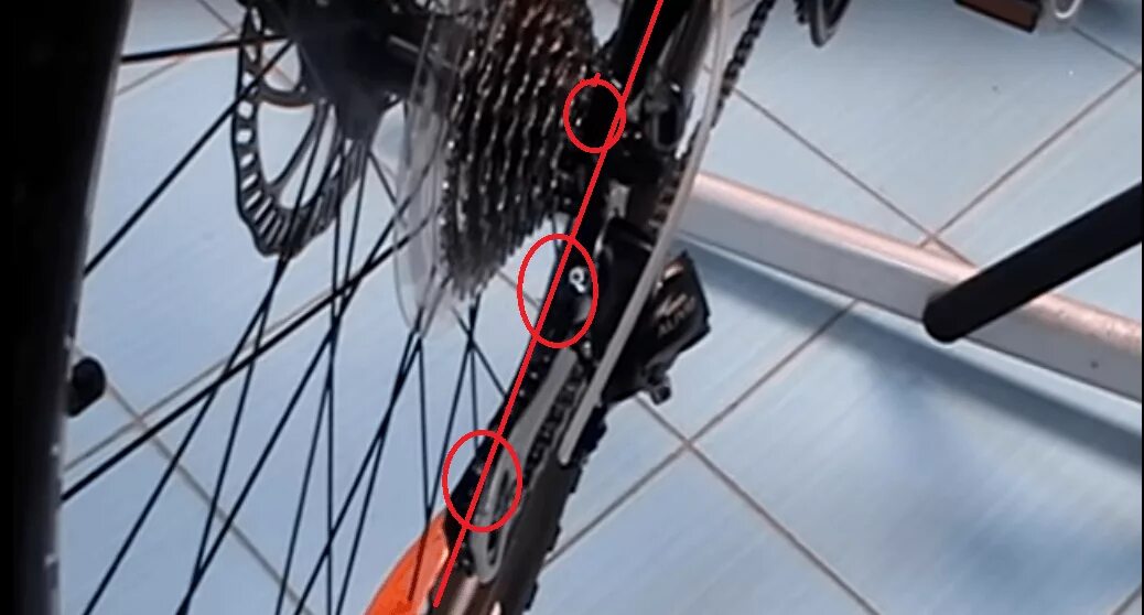 Как отрегулировать цепь на велосипеде. Shimano переключатель скоростей цепь слетела. велосипед форвард слетела цепь. forward hardi 26 2.0 задний держатель заднего переключателя. регулировка шимано задний переключатель.
