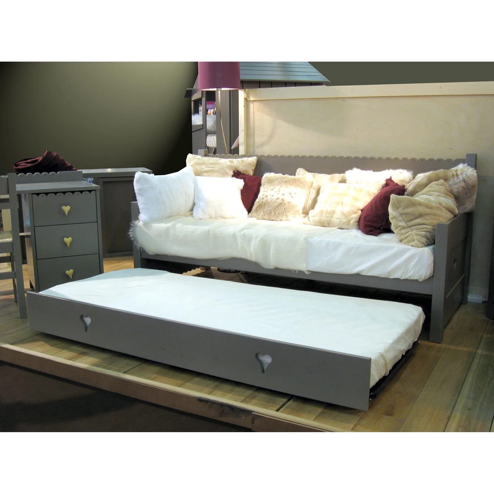 Кровати с дополнительным выдвижным местом. Ивиса 2-82 кровать с выдвижным спальным местом. Диван кровать с выдвижной кроватью. Кушетка с выдвижной кроватью. Кровать с выкатным спальным местом.