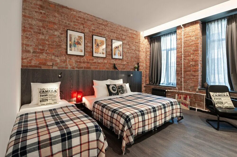 Парижский стиль в интерьере. Rooms took. Спальня с красными акцентами. Французские окна в интерьере. Спальня в современном английском стиле.