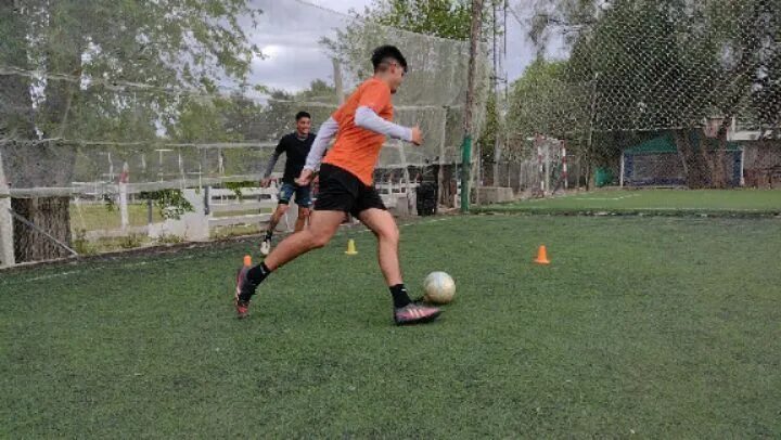 Se puede jugar al futbol con rodillera