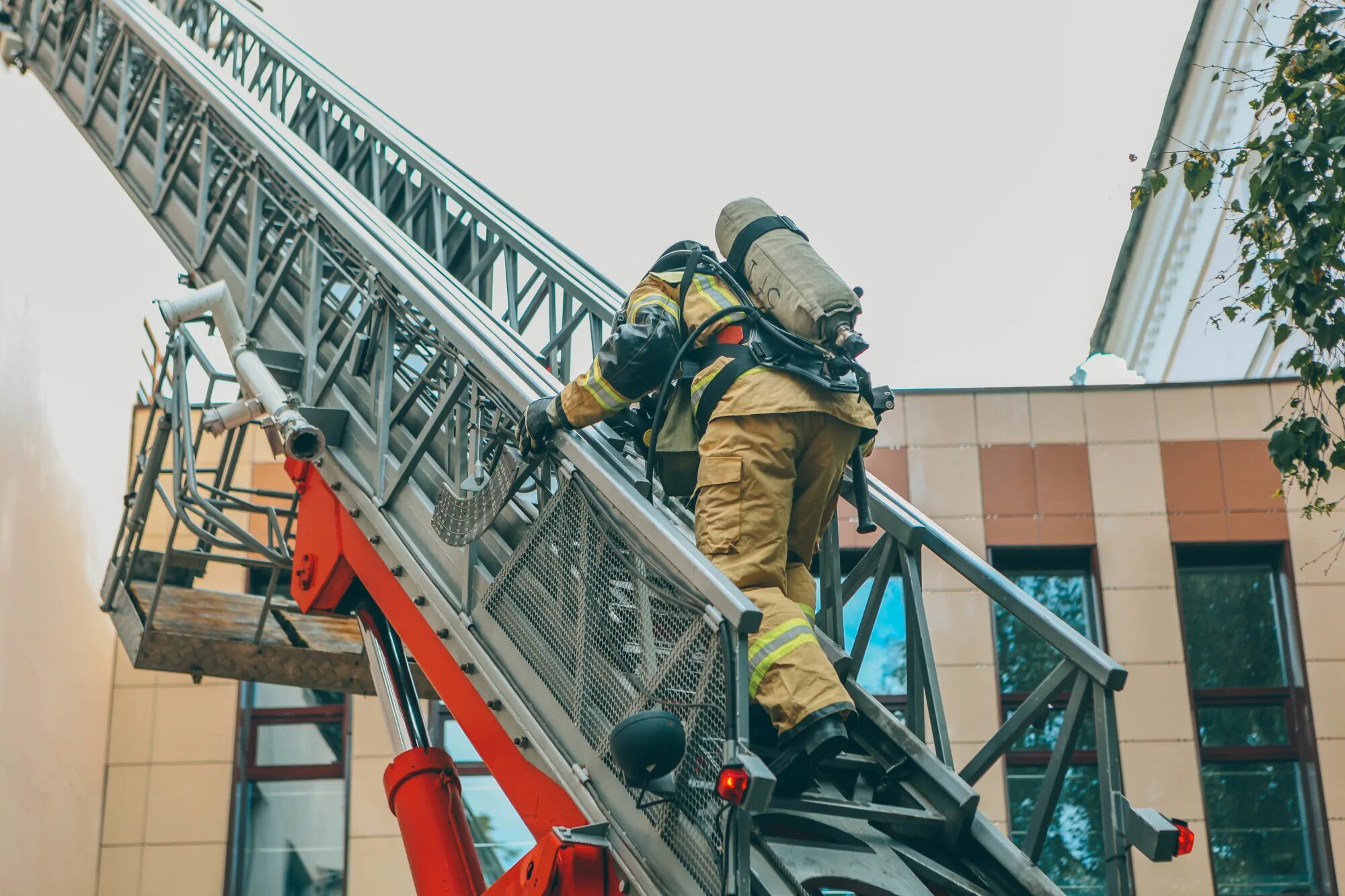 Лестница пожарная спасательная лсу. Пожарник на лестнице. Пожарный поднимается по лестнице. Пожарник на лестнице. Пожарный на пожарной лестнице.