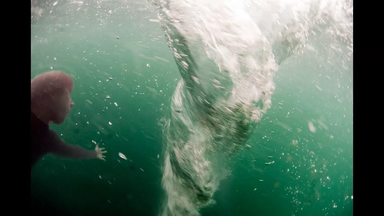 Хочу воды видео. Водоворот под водой. Человек в водовороте. Водоворот в океане. Человек тонет в водовороте.