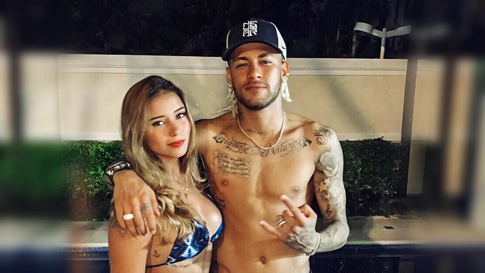 Тьяго рамос и мама неймара. Неймар и судья. Неймар и бруна маркезини. Neymar jr жена. Неймар и его жена 2017.