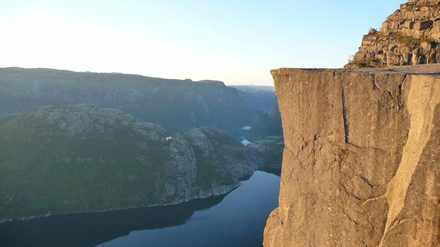 Край сколы. Прекестулен — гигантский каменный утёс.. Утес Прекестулен Норвегия без людей. Утес в Дагестане. Край скалы.