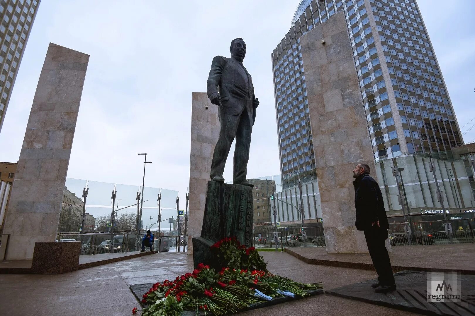 Почему перед зданием
