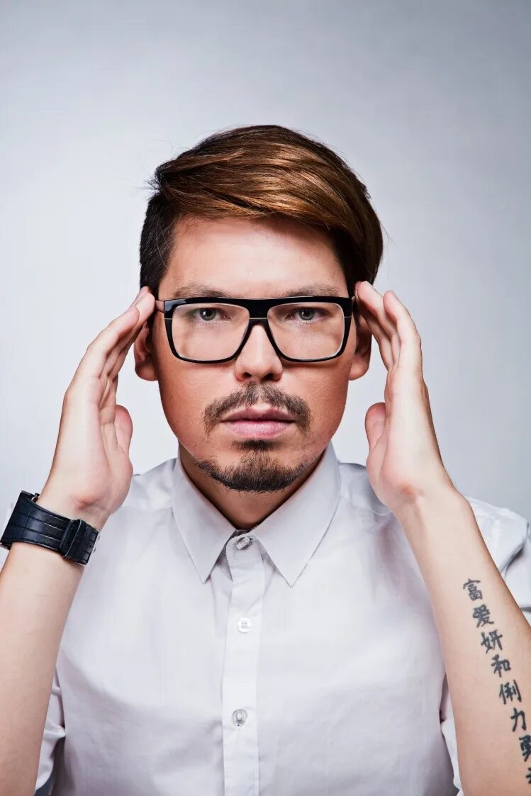 Baur организация. Бен баур. Бен баур и его парень. Baurs логотип. Баур dj.