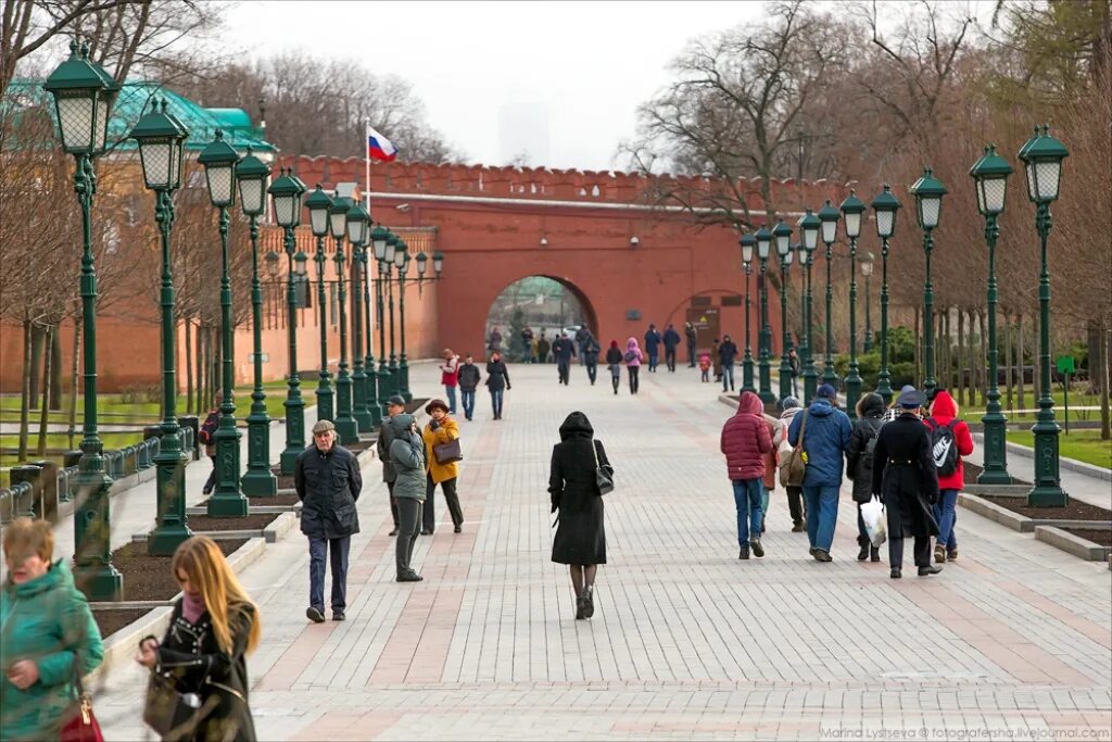 Можно просто погулять. Пешеходная экскурсия. Пешие прогулки по городу. Места для прогулок. Места для прогулок в Москве.
