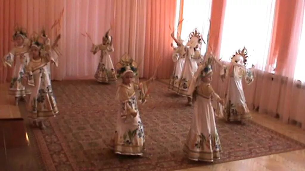 Танец с колосьями в детском. Танец колосков. Танец с колосками в детском саду на осенний праздник. Танец с колосьями. Танец с колосьями в детском.