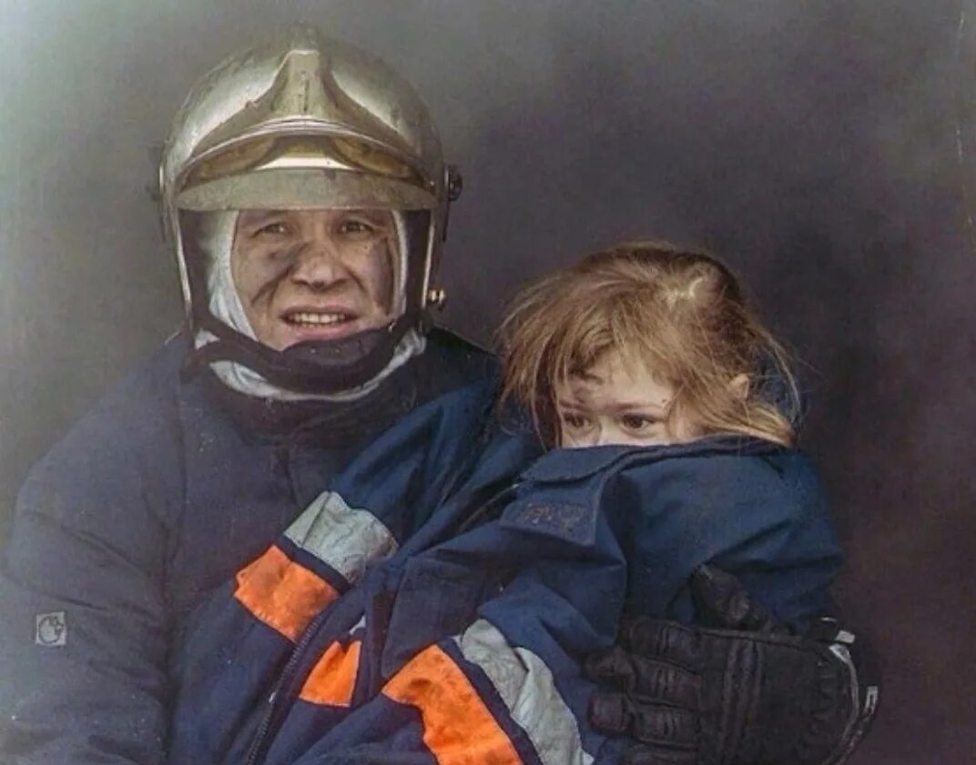 Пример спасение людей. Пожарные спасают людей. Пожарный спасает. МЧС спасает детей.