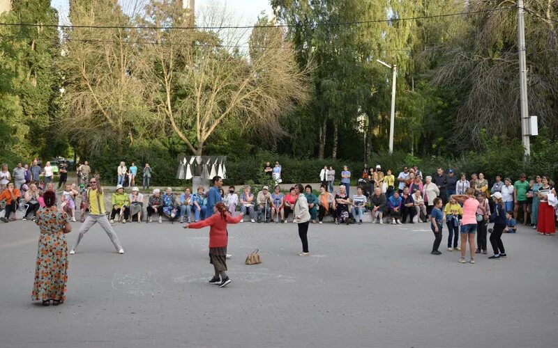 КДЦ октябрь город Рязань фото. КДЦ октябрь игротанец. Летняя эстрада Орлянке. Летняя эстрада карикатура.