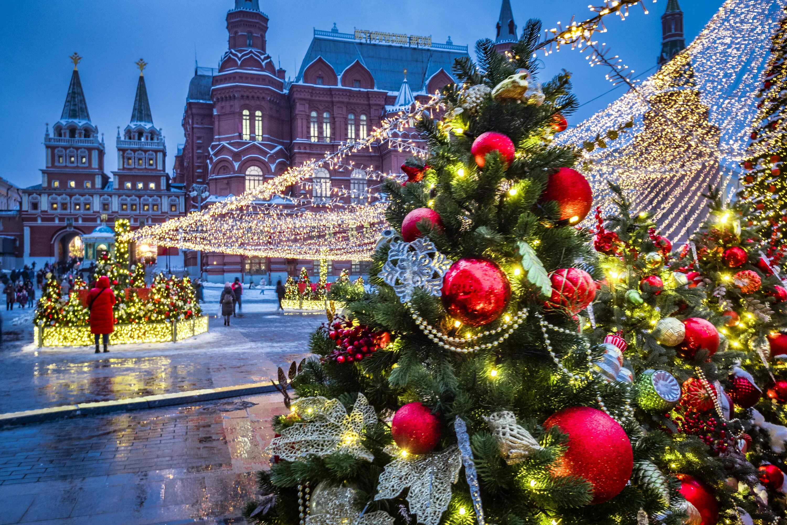 новогодняя елка в москве 2022 на красной площади. ёлка на дворцовой площади в санкт-петербурге 2020. новый год (праздник). отмечаем новый год. новогодняя иллюминация окно крупно.