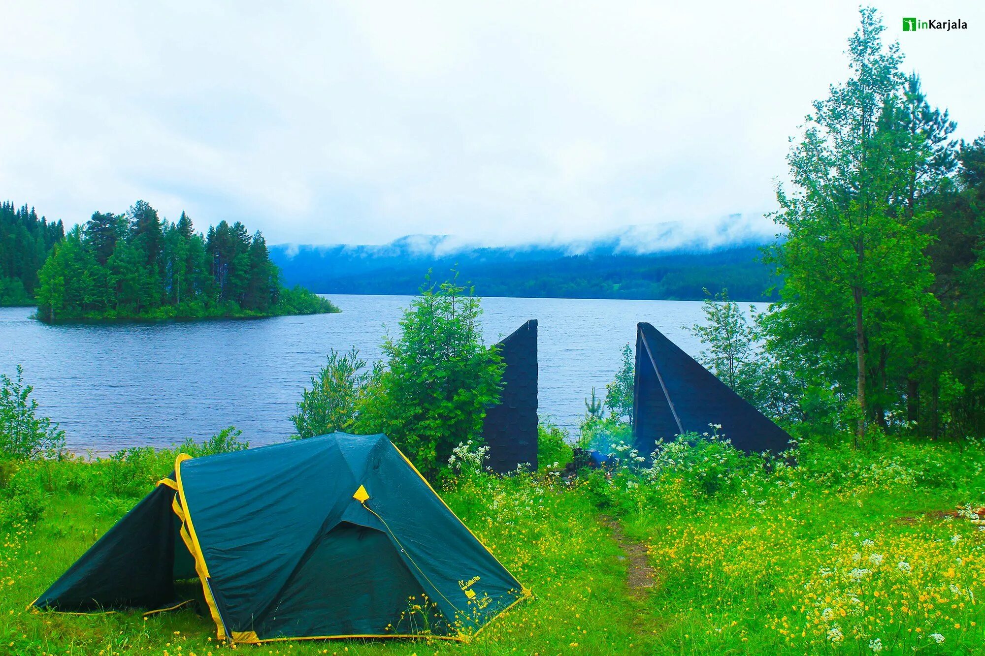 Camping river. Парк Паанаярви Карелия кемпинг с палаткой. Карелия Онежское озеро кемпинг. Палаточный лагерь озеро Карелия. Карелия Онежское озеро палатки.