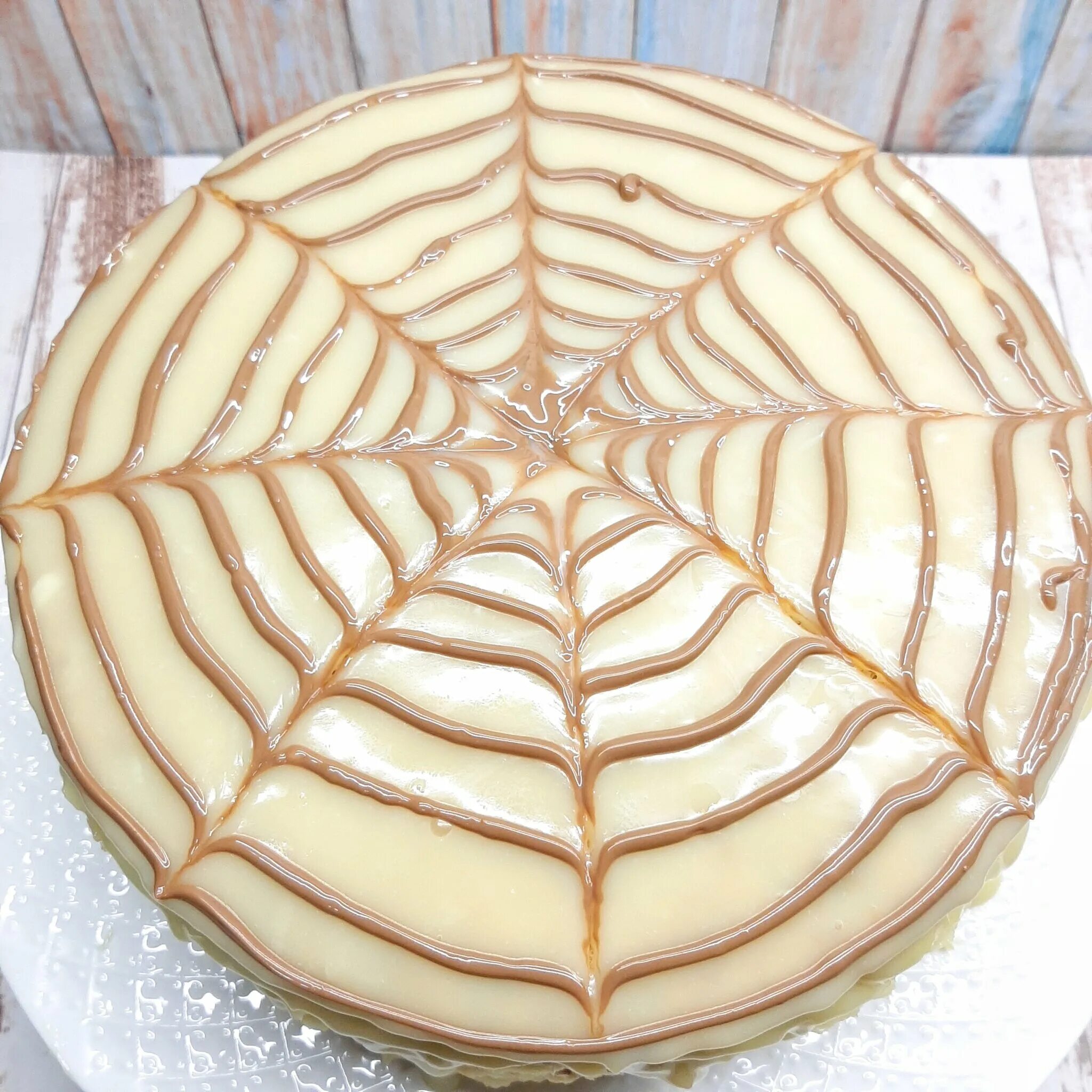 Украшение торта шоколадной паутинкой. Украсить торт шоколадом растопленным. Как сделать паутинку на торте. Торт эстерхази. Торт паутинка безе.