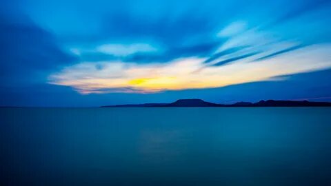 Голубое небо и горы и море