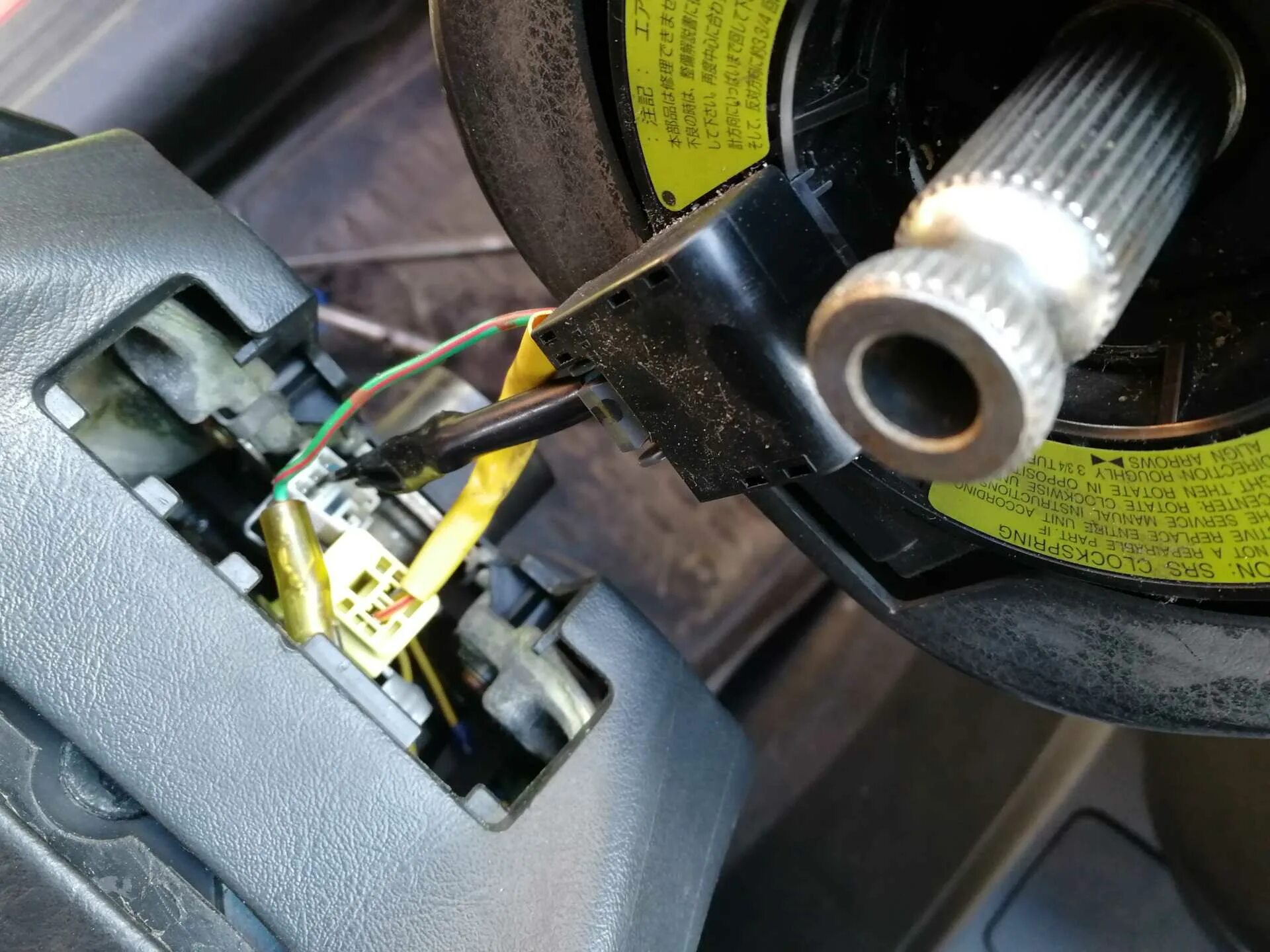 Снять фишку подушки пассажира джили мк. Сбросить ошибку подушки. Ошибка фары порше кайен 2008. Разъем подушки безопасности бмв е46. Ошибка аирбаг.