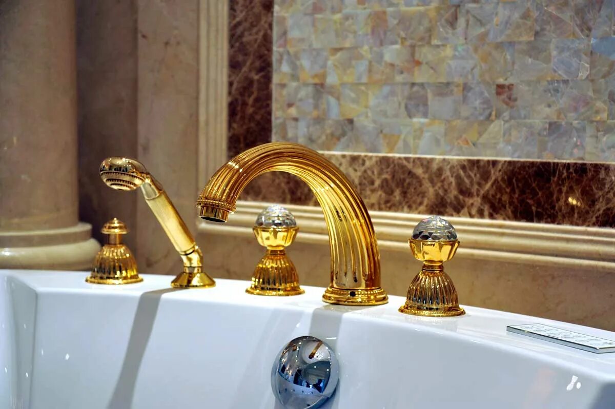 Смеситель для ванны Jado золото с кристаллами Сваровски. Faucet Classic смеситель. Mestre Regency Hande смеситель. Смеситель золотой mewfort.