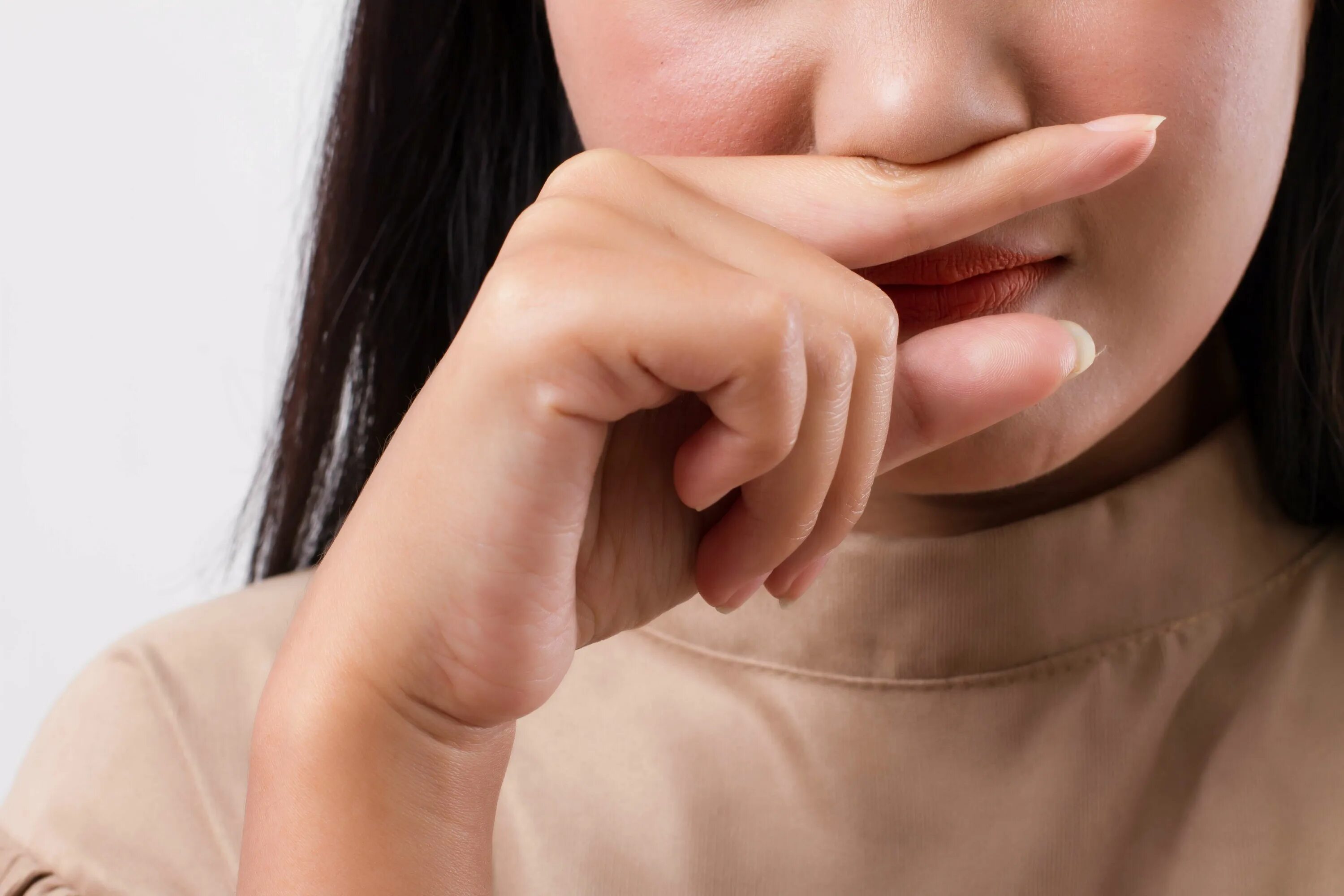 Раздражение носа от насморка. Трет нос. Почесывание носа жест. Девушка с пальцем около носа.