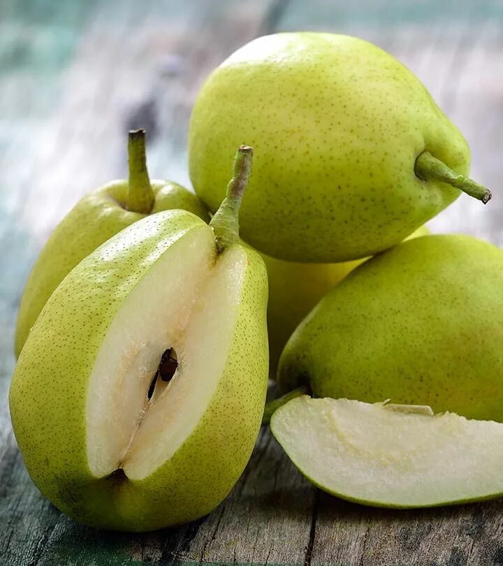 Fresh pear. Груша. Груша фрукт. Груша красивая. Сочная груша.