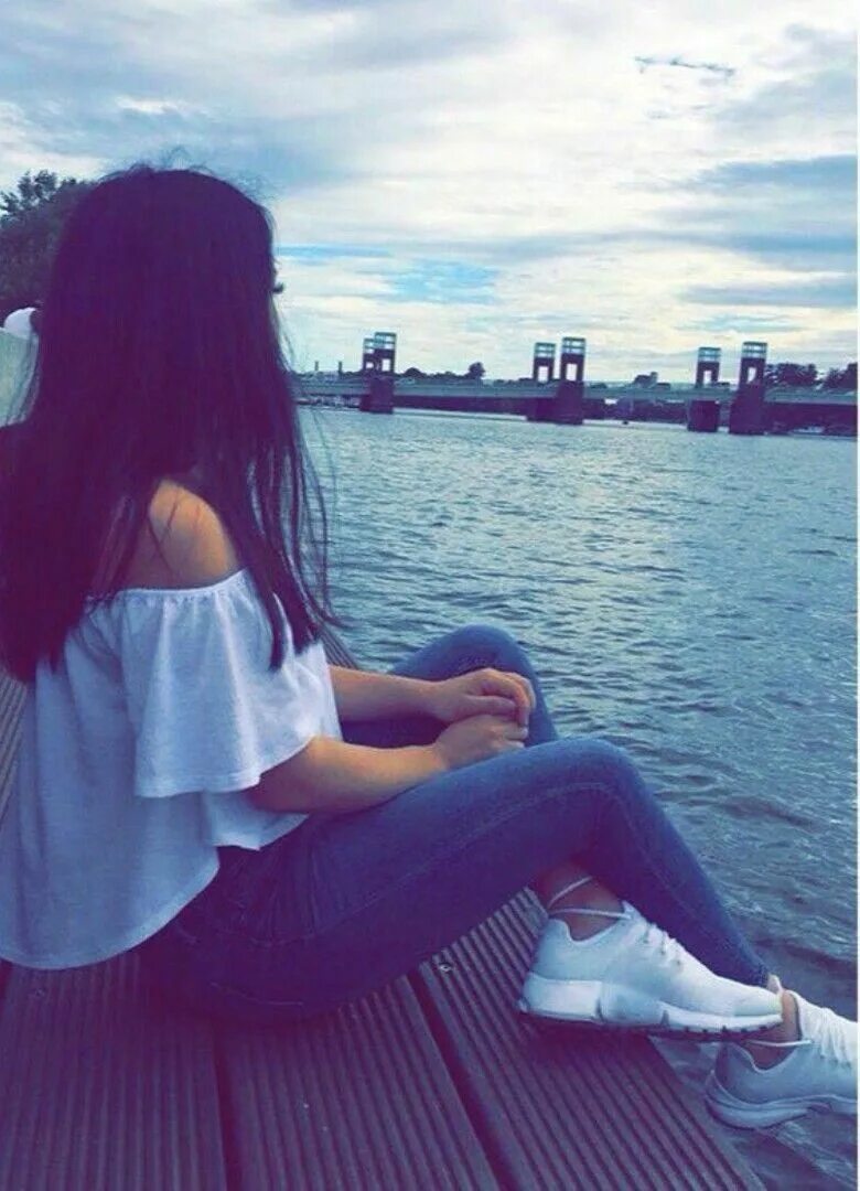 Красивые девушки с закрытым лицом. Девушка без лица. Девушка со спины. Авы для девушек брюнеток красивые без лица. Брюнетка со спины.