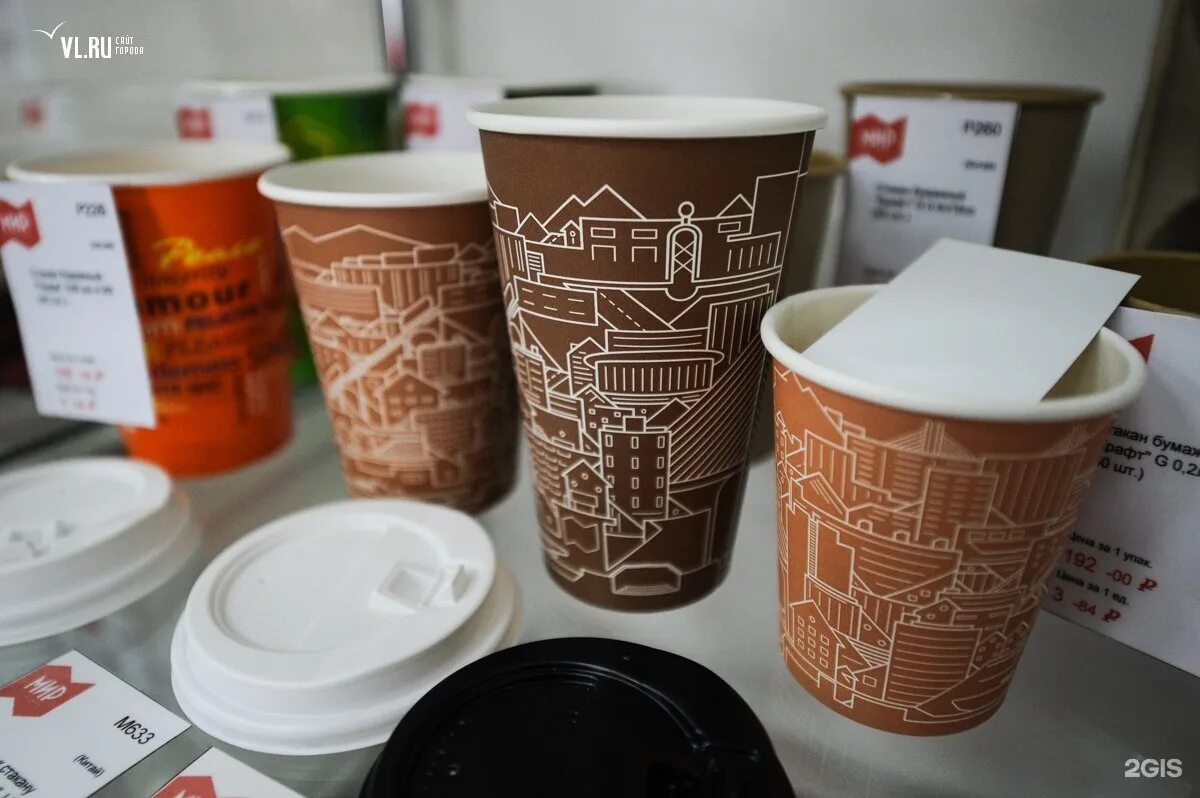 Упаковка спб. Авторская коробка xl. Красивая упаковка подарков. Упакованный подарок в бумагу с бабочками. Упаковка сочи.