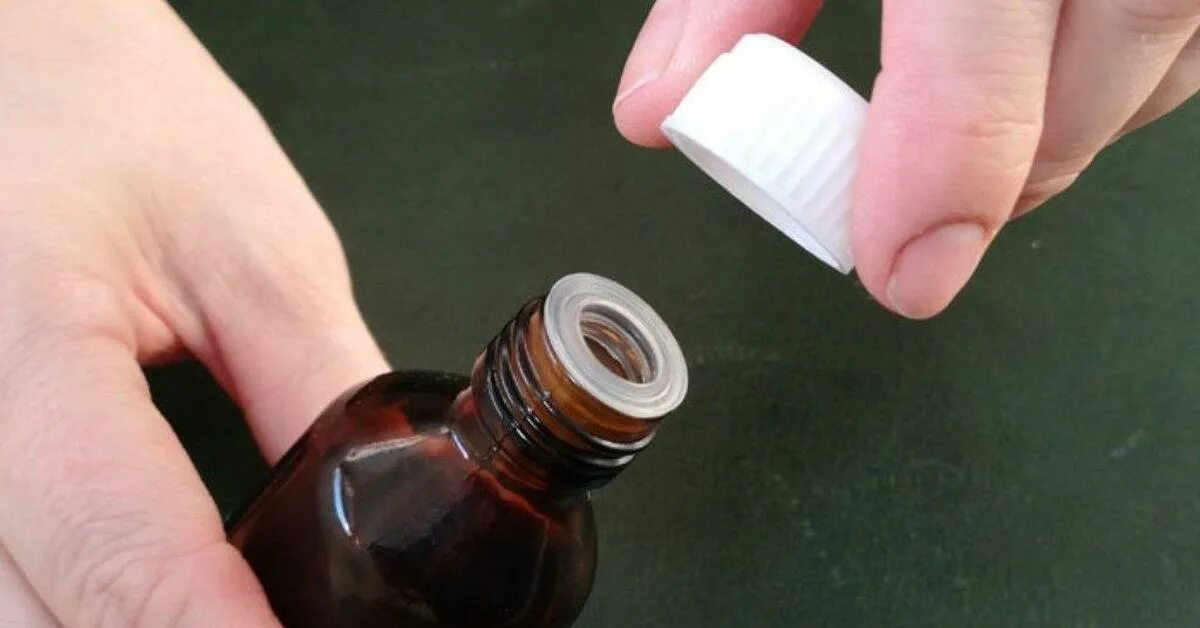 Для чего нужен колпачок. Пузырек с лекарствами. Пластмассовая бутылка с открывающейся колпачком. Бутылка для лекарства с пробкой. Крышка от флакона с лекарственным средством.